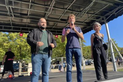 Le maire James Chéron faisant un discours sur scène en compagnie de - Agrandir l'image 1 sur 5, fenêtre modale
