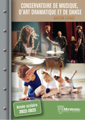 dame jouant de la batterie et enfant entrain de danser