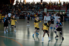 Jeunes handballers en plein match
