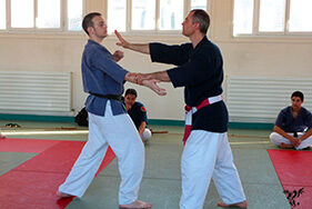 Deux hommes vêtus de kimono s'entrainant sur tatami