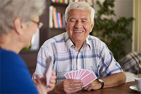 seniors jouant aux cartes