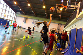 Jeune basketteuse mettant un panier