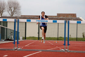 Jeune athlète courant pour la course de haie