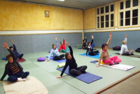 personnes en position de yoga