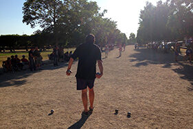 Homme jouant à la pétanque