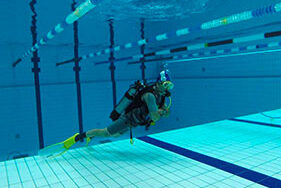 personne pratiquant la plongé sous-marine dans une picine