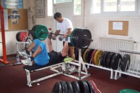 Deux personnes s'entraînant en salle de musculation