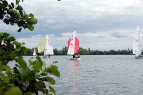 Voile au loin naviguant sur un lac