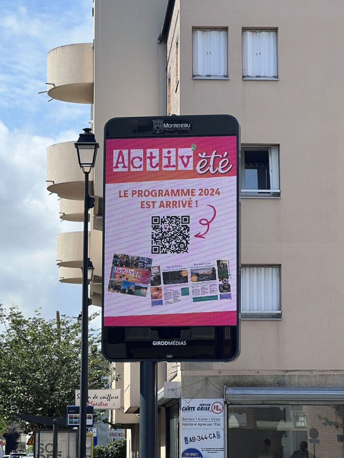 Un panneau lumineux de la ville de Montereau - Agrandir l'image, fenêtre modale